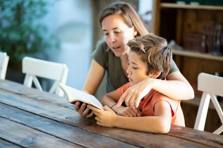 ensinando o filho a ler e estudar a bíblia