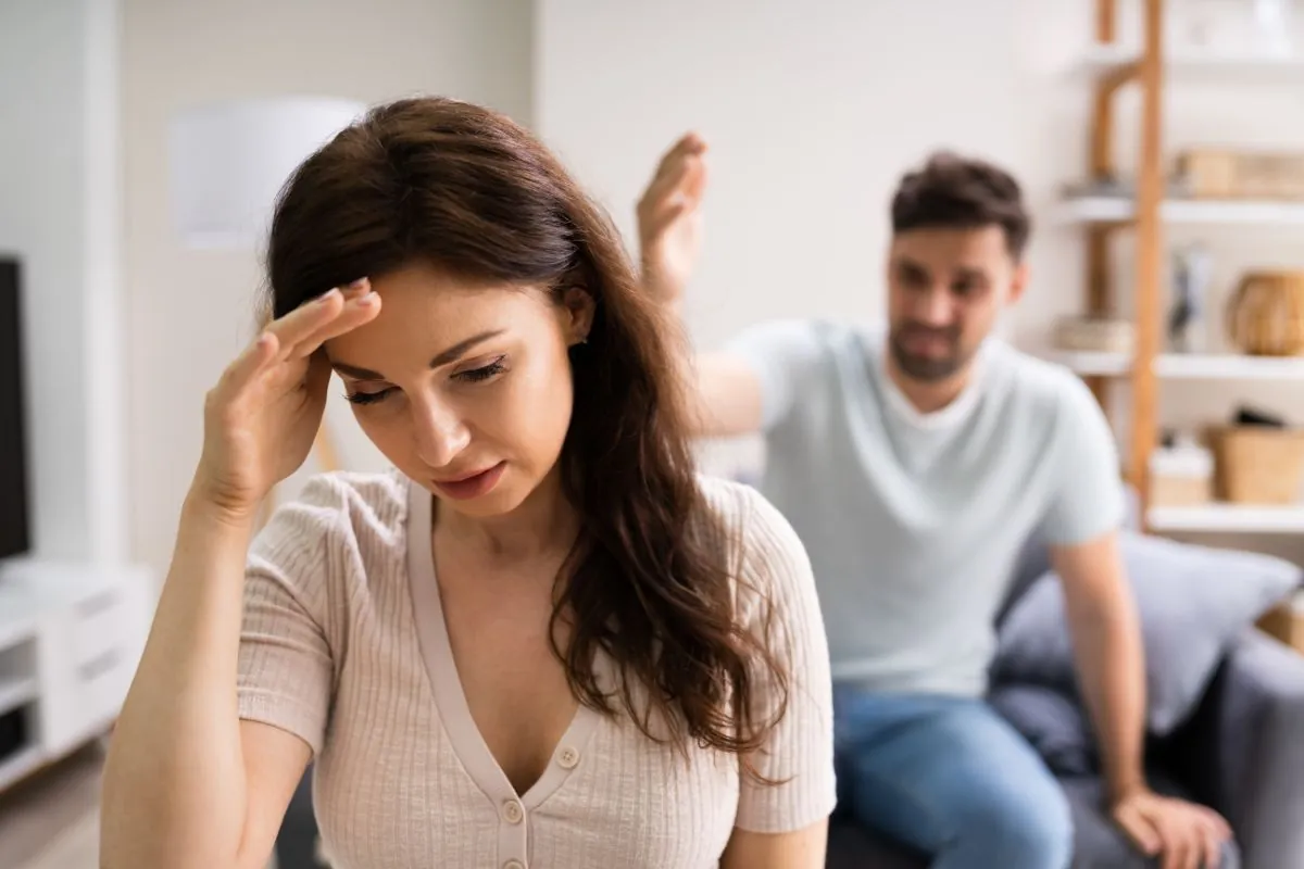 esposo deixando esposa triste