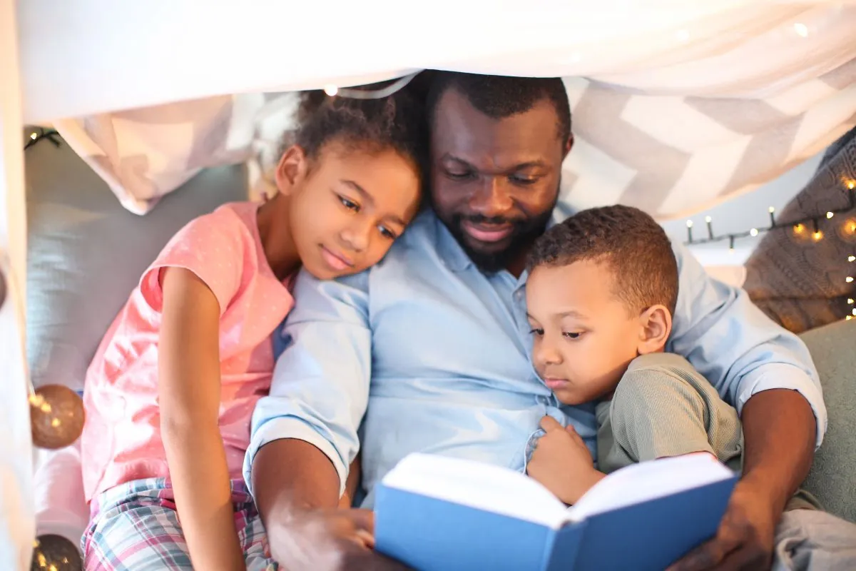 pai lendo a bíblia para os filhos
