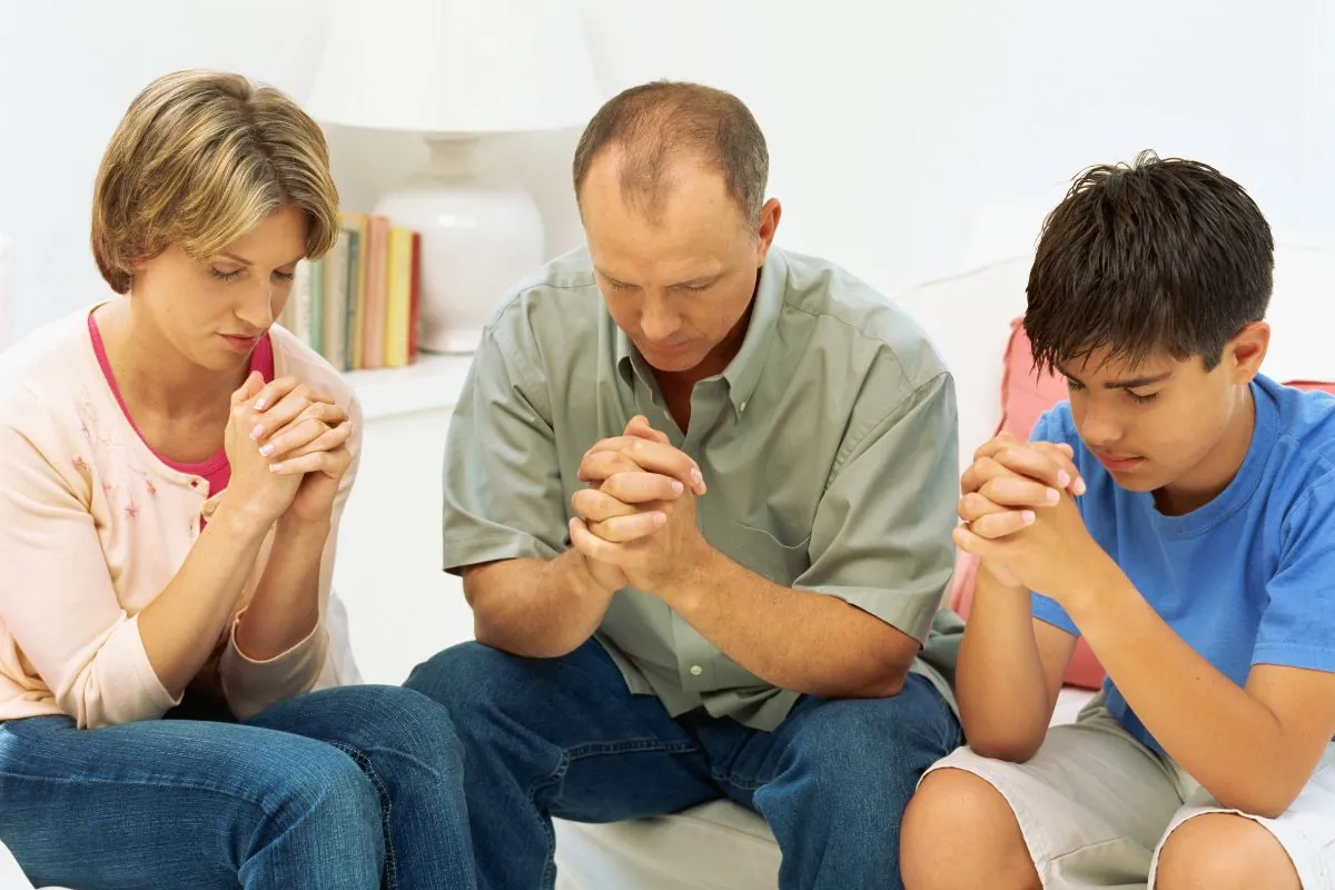 pais orando com filho