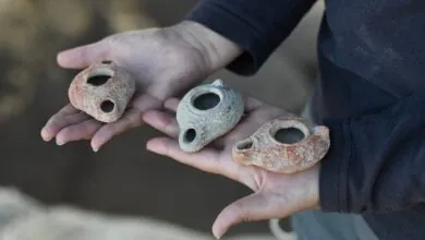 Descoberta de oficina de lâmpadas de cerâmica resolve mistério arqueológico