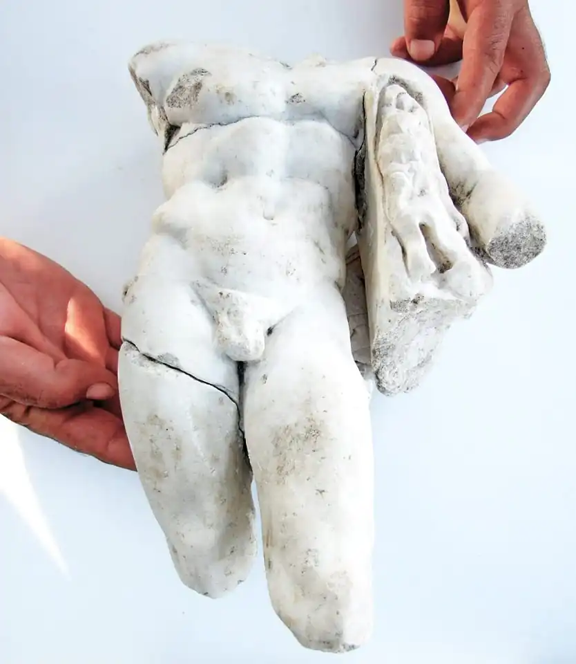 foto da estátua achado arqueologico