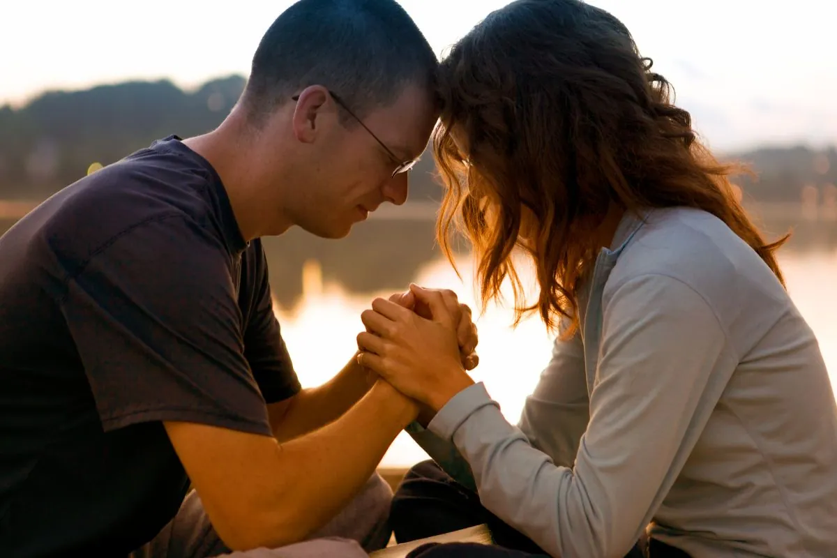 casal orando juntos