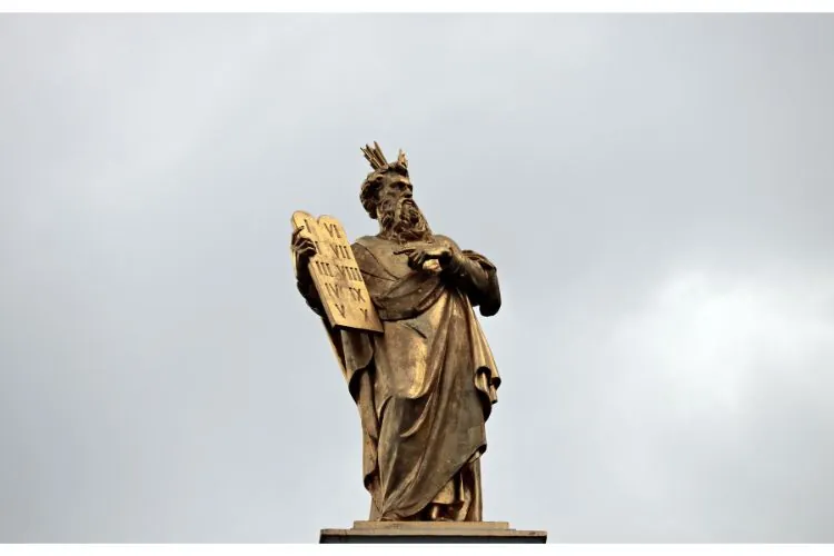 Judaísmo - estátua de Moisés com a lei na mão