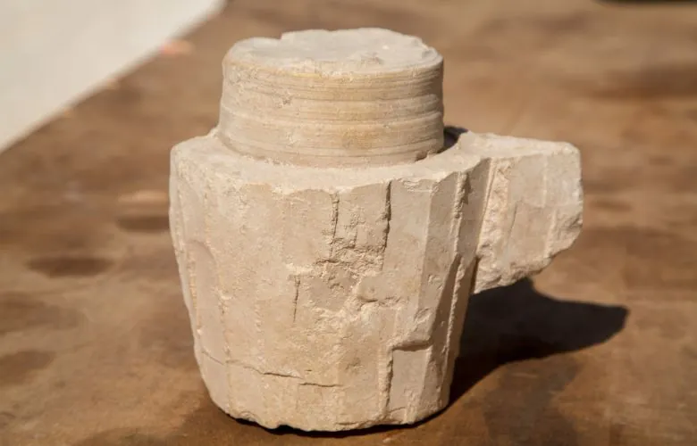 Vasos em oficinas de pedra calcária encontradas perto de Reineh