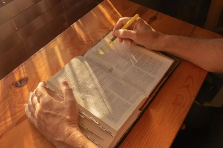 1 timóteo 5:8