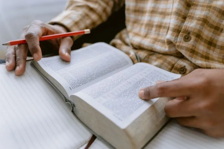 Atos 17:24 Deus não habita em templo feito por mão de homem