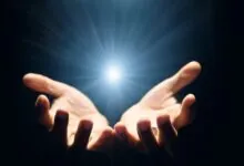 Pessoa orando sob forte luz dourada, simbolizando o poder de Deus que faz infinitamente mais (Efésios 3:20)