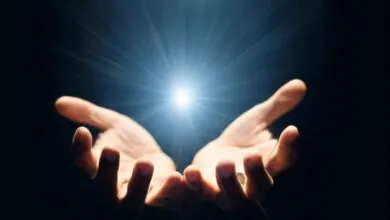 Pessoa orando sob forte luz dourada, simbolizando o poder de Deus que faz infinitamente mais (Efésios 3:20)