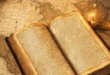 Mão sobre um mapa com uma Bíblia aberta, simbolizando a direção divina em Provérbios 3:6